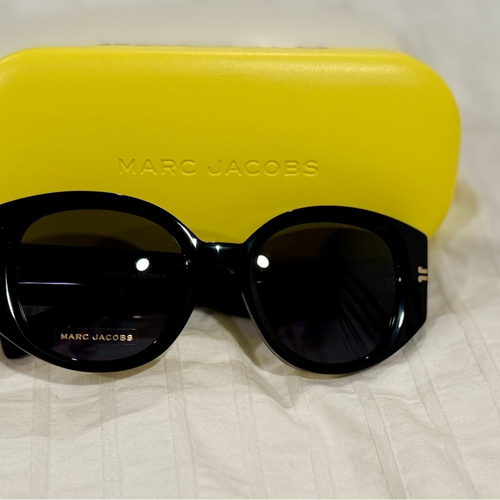 Marc Jacobs Black Sunglasses with Yellow Case - Picture 2 of 4